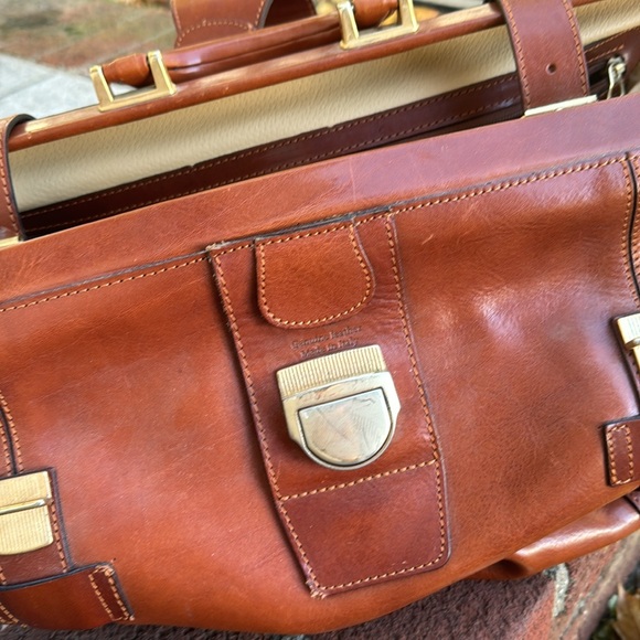 Vintage style leather bag.  Different style doctors bag - Picture 9 of 10